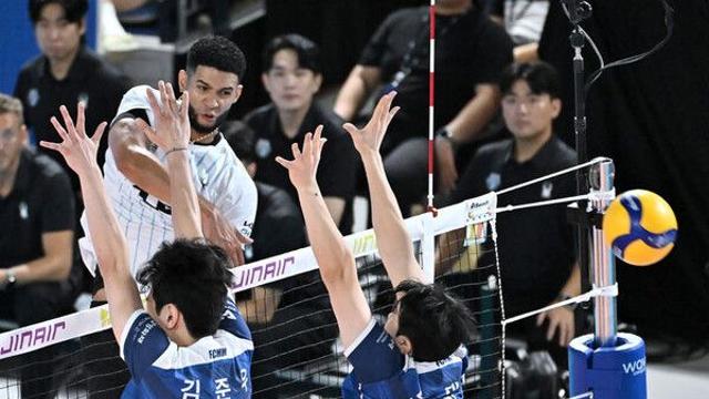 '레오 트리플크라운' 현대캐피탈, 삼성화재 꺾고 개막 2연승(종합)