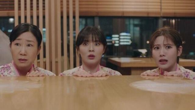 [이준섭의 시선N] 코인 차트에 비친 한국 사회의 초상, '달까지 가자' 오다영 연출의 감각적 리얼리즘