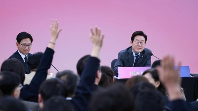 [이 주의 여론조사] 李·민주당 지지율 동반상승...서울·30대는 '10·15 대책 불신'