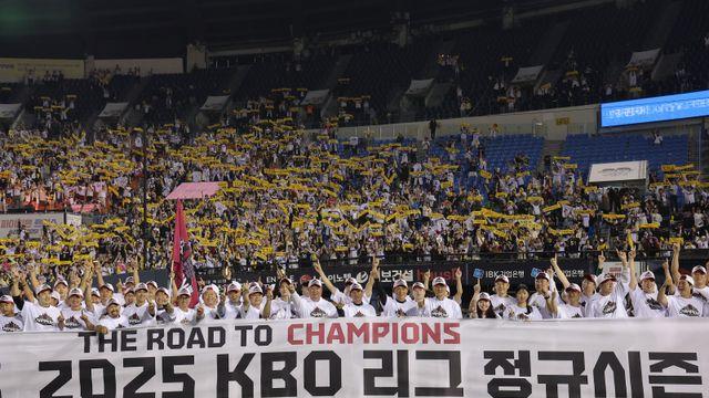 '56분·4000여 명' 극적인 LG 우승 뒤엔, 퇴장 유도 없이 자리 지킨 이들이 있었다 [윤승재의 야:후일담]