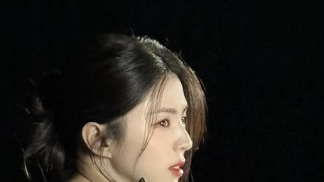 한소희, 어느게 꽃이야…나비 앉은 고혹적 자태 [IS하이컷]