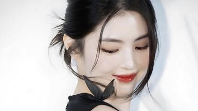 한소희, 몽환적 비주얼…‘나비’ 앉은 꽃 자체 [AI 포토컷]