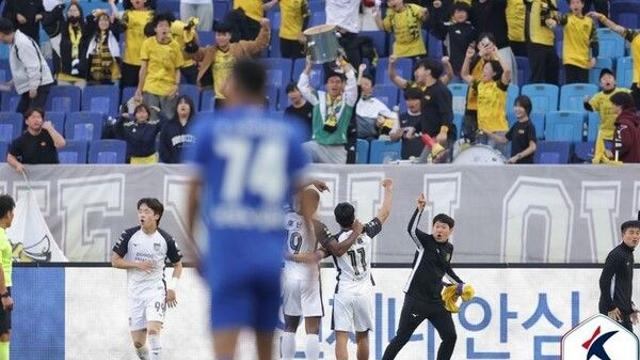 수원, 전남과 2-2 무승부…인천, 내일 이기면 K리그2 우승