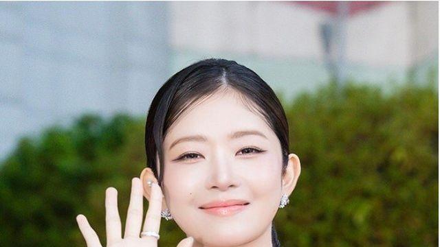 오늘자 걸그룹 쩌는 의상 ㄷㄷ