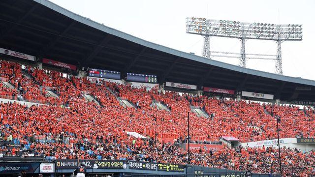 부슬비도 급추위도 야구팬 열정 막을 수 없었다, '33연속' LG-한화 KS 1차전도 매진 [KS1]