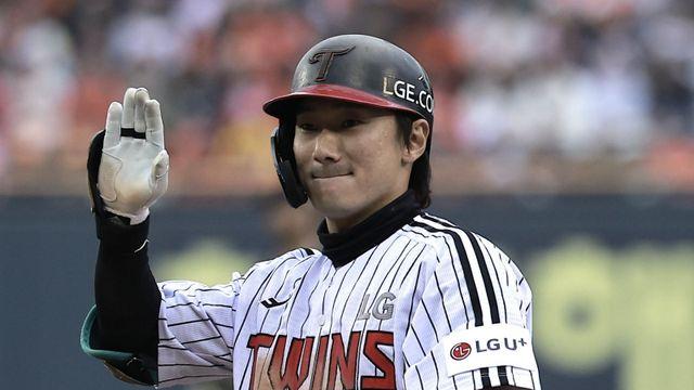 “피칭머신 160㎞ 치며 준비” 철저하게 준비한 LG 신민재, 공·수 맹활약으로 1차전 영웅 등극