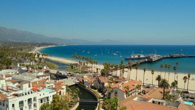 산과 바다가 맞닿은…흰색 벽과 붉은 지붕의 캘리포니아 도시
