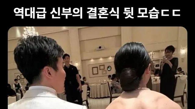 어느 결혼식의 듬직한 신부 뒷모습