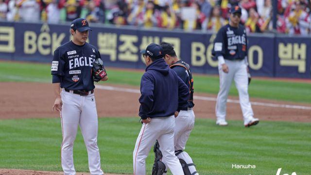 MVP가 사라졌다...'구위 하락→제구 난조' 문동주, 4와 3분의 1이닝 4실점 고전 [KS1]
