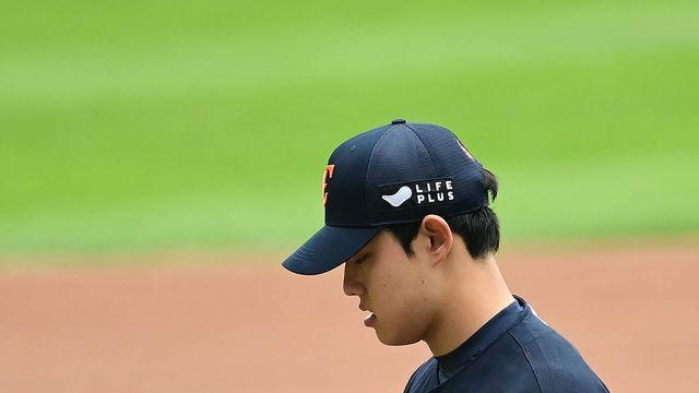 'PO MVP' 문동주, 불펜 전력투구→4일 휴식 후 등판 독 됐나?…데뷔 첫 KS 선발 4⅓이닝 4실점 교체 [KS1]
