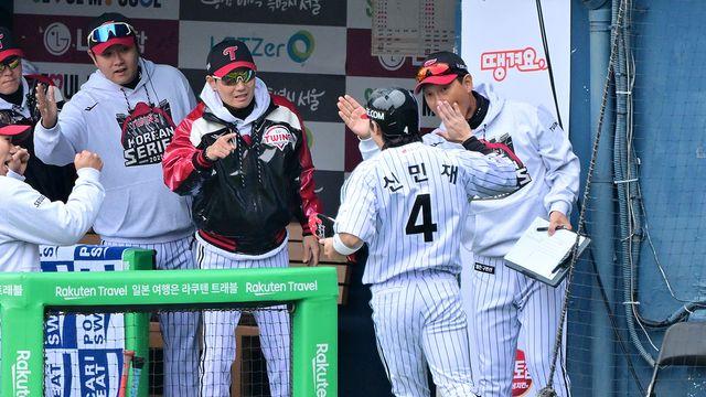 LG 방망이 시작부터 뜨겁다! 'PO MVP' 문동주 상대 1회말 2득점→2회초 2-0 리드 [KS1]