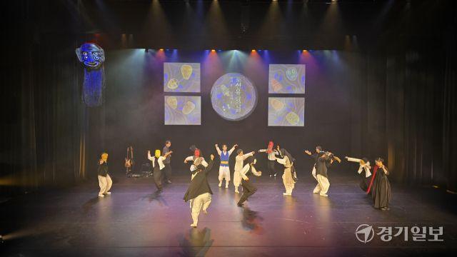 “기타 리프 위 곡예, 광대들의 인생 한 바퀴” ‘조선유랑연희: 탈의 문, 산대의 혼’ [공연리뷰]