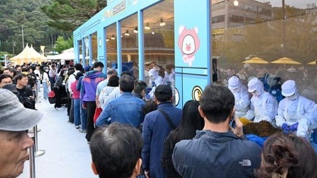 올해도 대박 난 '김천 김밥축제'…이틀간 15만 인파 몰려
