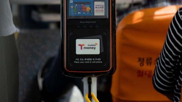 버스 안에서 소변 실수한 할머니 대신 뒤처리한 여성 사연, 깊은 울림 선사했다