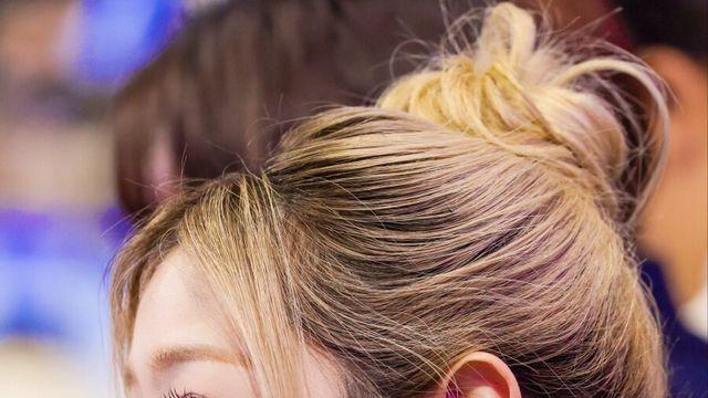 배구장에 있는 피프티피프티 예원 & 하나