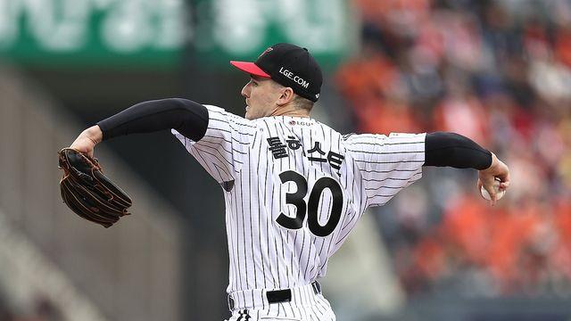 교체 선수로 LG 유니폼 입고 KS 1차전 역투 펼친 톨허스트