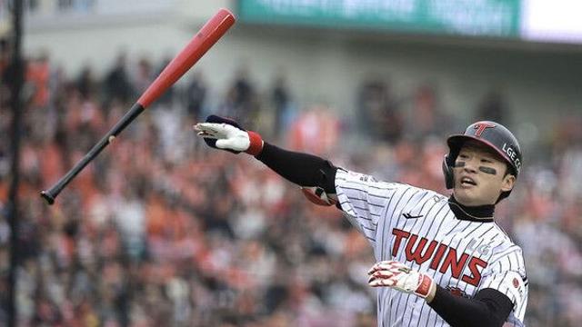 홈런에 배트 던진 LG 박해민 