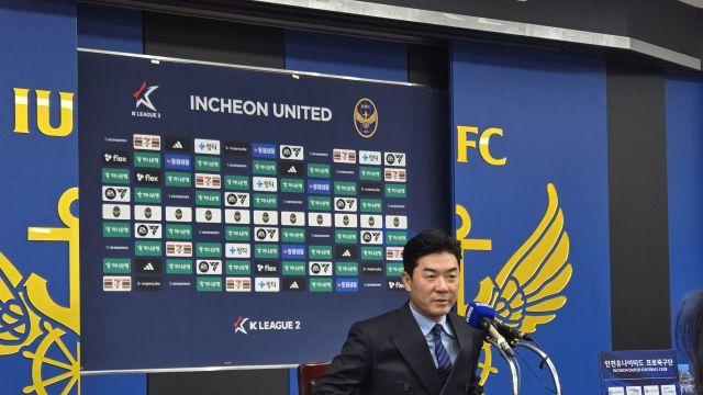 윤정환 “2부 감독 쉬운 결정 아니었어…선수들 덕분에 승격·우승 이뤄 행복”