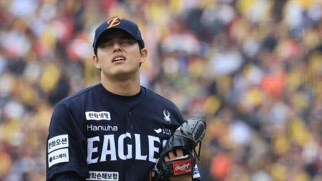 문동주, 아쉬움 가득한 첫 KS 선발 등판...4⅓이닝 4실점 강판