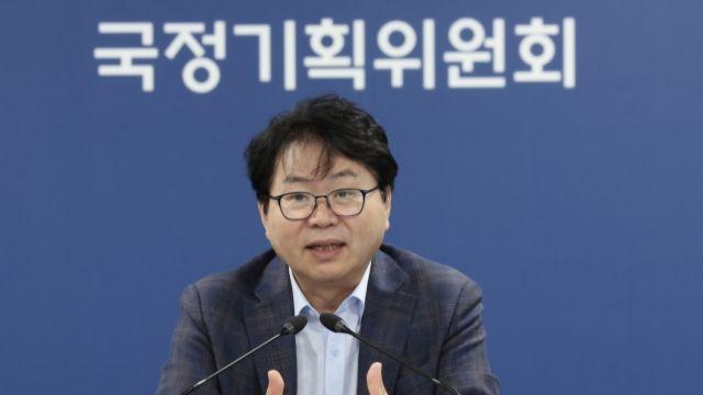 이한주, 민주연구원장 사의...정치권 해석 분분