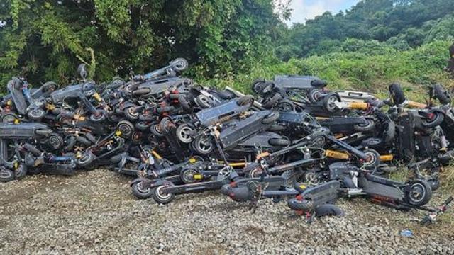 방치된 전동 킥보드 100여대 발견… “재활용하려고 보관”