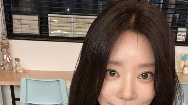 이주빈, 가죽 재킷 입고 '냉미녀의 정석' 미모 과시…촬영장 대기실서 '독보적 비율' 뽐내는 근황 공개