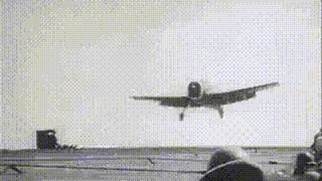 항공 모함에서 뱅기 착륙할 때 생기는 일.