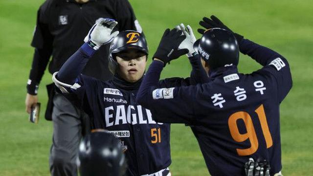 2차전 반격 시동…한화 문현빈·노시환, 연속타자 홈런 폭발[KS]