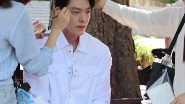 김우빈, 스태프 챙기고 즉석 팬서비스까지…미담 폭발 '다지니' 현장