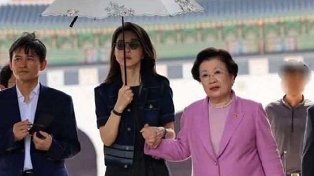 ‘김건희 여사 경복궁 사진’ 유출한 사람, 뜻밖에도 이 여자였다 ‘김건희 여사 경복궁 사진’ 유출한 사람, 뜻밖에도 이 여자였다