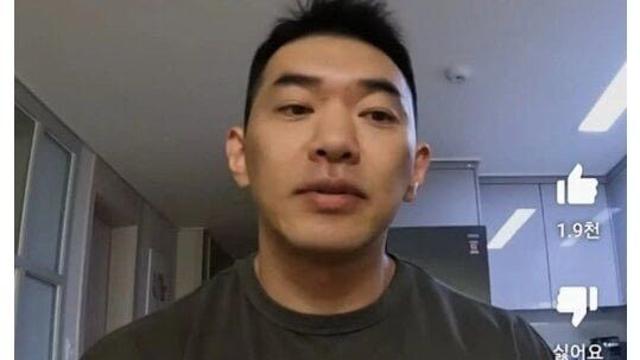 벽이 느껴지는 보디빌더의 한끼 식사 .jpg