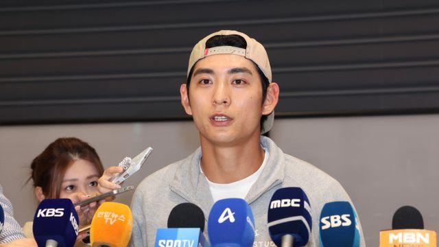 이정후, 父이종범 감독 응원…‘최강야구’ 직관 시타자 출격