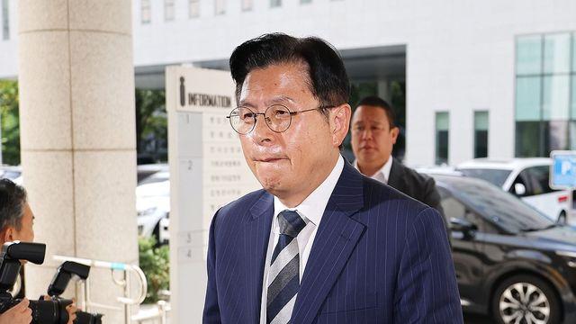 문 걸어 잠그고 안 나온 황교안…특검, 압수수색 불발