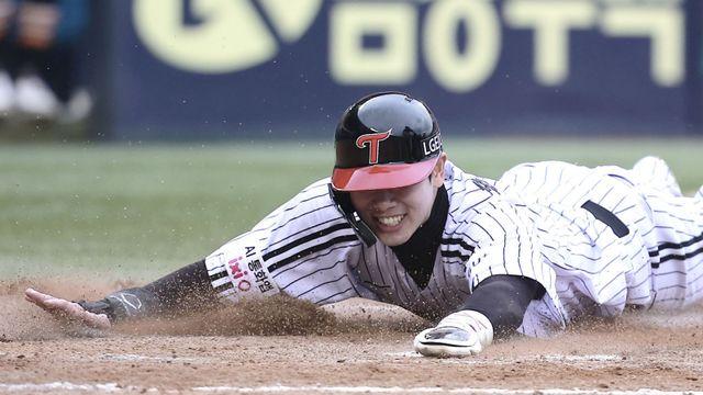 “부상 나오면 안 돼요” 홍창기 넘어져 놀란 LG, KS 물꼬 튼 선봉장 향한 걱정의 이유