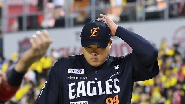 류현진, 가을야구서 2경기 연속 와르르… 한화 KS 2연패 위기