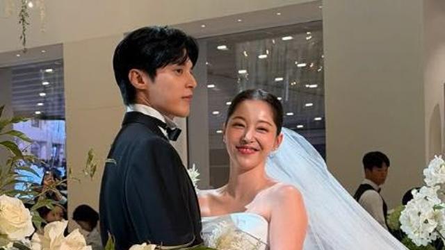 '10년 열애' 김가은♥윤선우, 드라마 같은 결혼…이준호·임윤아 축하