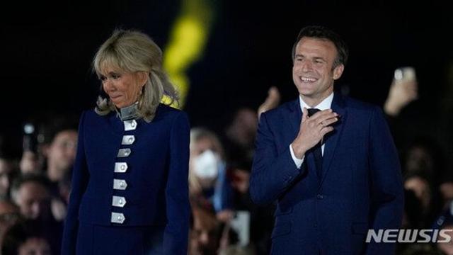'성전환 루머' 마크롱 영부인, 세무 기록에 '남성' 표기…해킹 논란