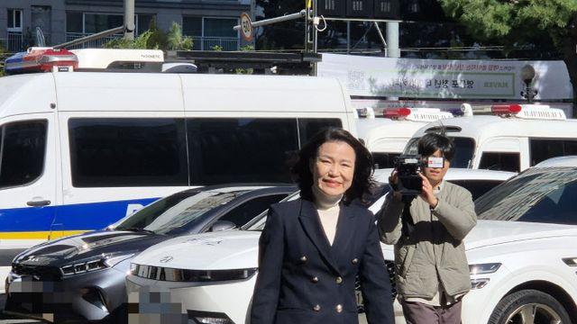 경찰 조사 마친 이진숙 “대통령 편 안 서면 죄인되는 세상”