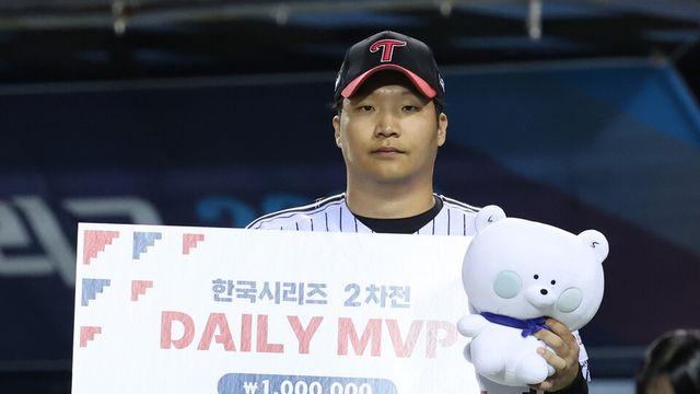 쌍둥이 군단 2연승 이끈 ‘MVP’ 문보경의 다짐 “타순 크게 신경 안 써, 역할에 충실할 것”