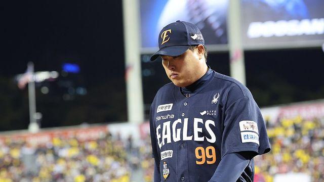 류현진, 19년 만에 등판한 KS서 3이닝 7실점 뭇매