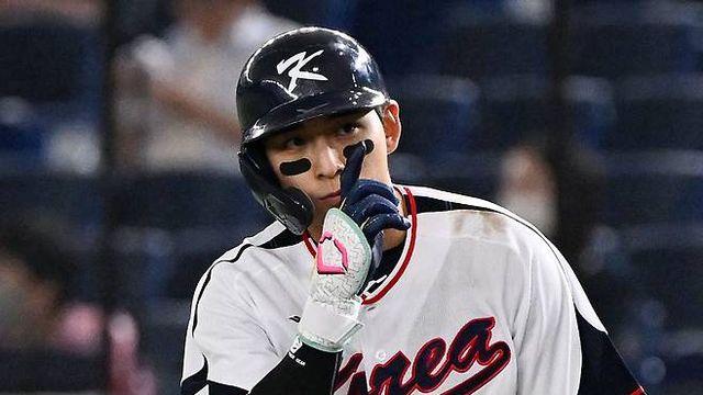 이정후, '최강야구' 시타자로 깜짝 등장…父 이종범은 시구