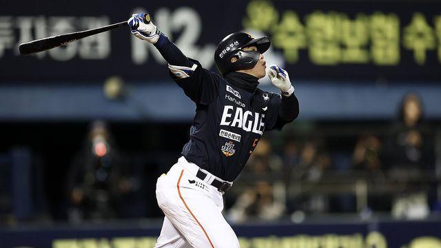 가을에 더 단단한 돌멩이…한화 문현빈 선제 투런포 폭발