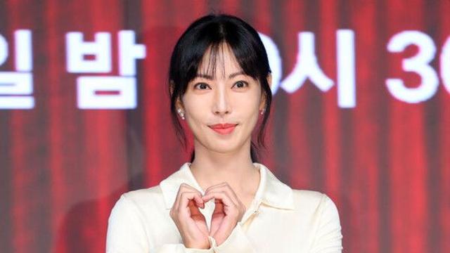 'LG 오랜 팬' 배우 김소연, KS 2차전 시구…애국가는 성악가 신문희[KS]
