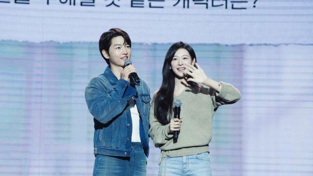 송중기, 단독 진행 팬미팅 ‘스테이 해피’ 성료…김지원 깜짝 등장