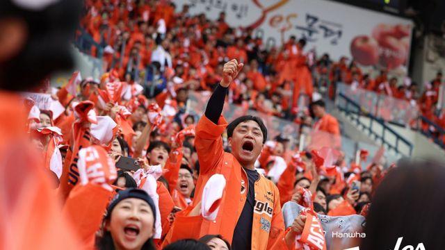 한화의 주황 우비 군단, 노시환의 최고 지원군…“덕분에 두렵지 않았다”