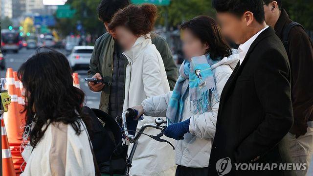 코트에 패딩까지…때이른 한파에 출근길 '오들오들'