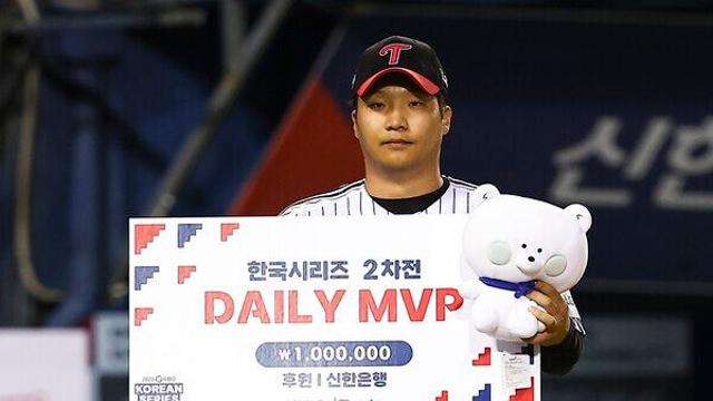[STN 현장] LG 문보경이 주인공이었다…4안타(1홈런) 5타점→2차전 MVP로