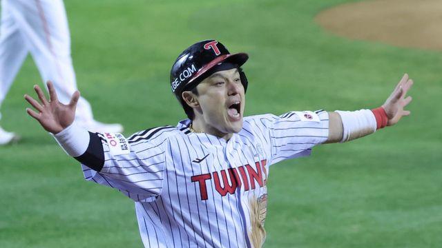 ‘2년 전 생각나네’ LG 박동원, 류현진 상대 달아나는 2점홈런…올해 가을야구 첫 아치 [KS 2차전]