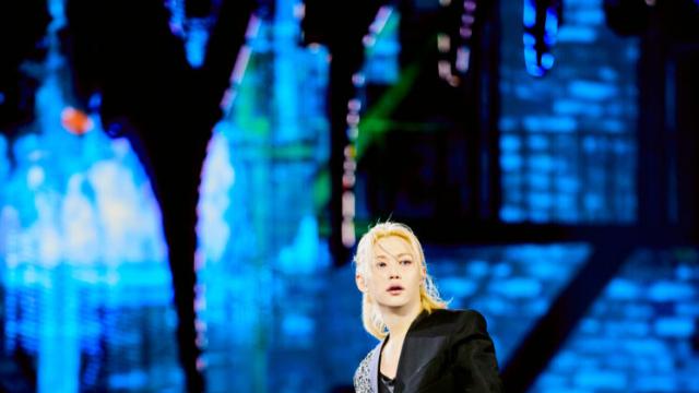 K-팝 스타들의 무대 위 패션 하이라이트