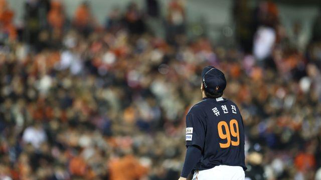 좌타=직구+우타=체인지업...LG 공략법에 와르르 무너진 '리빙 레전드' 류현진 [KS2]